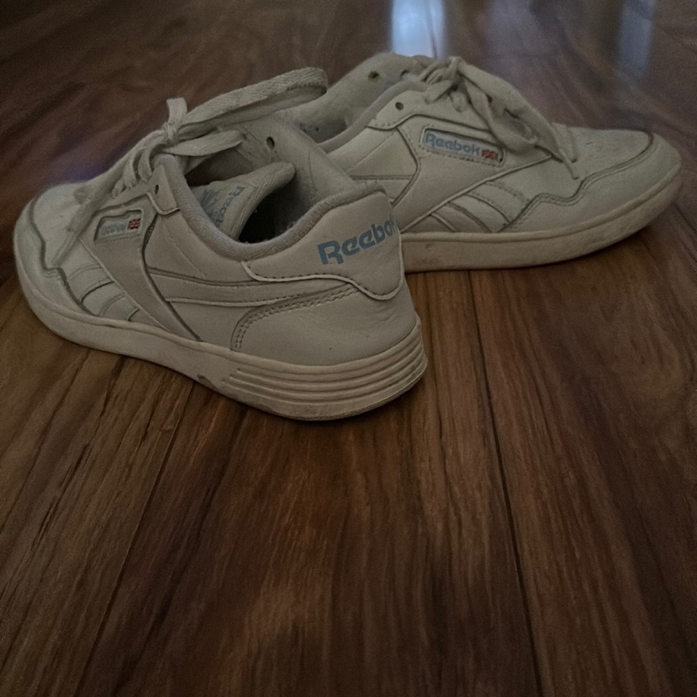 Women’s vintage Reebok shoes size 7.5